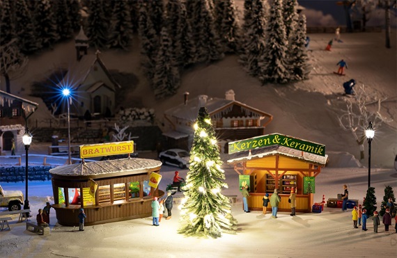Stands de marché de Noël avec sapin illuminé