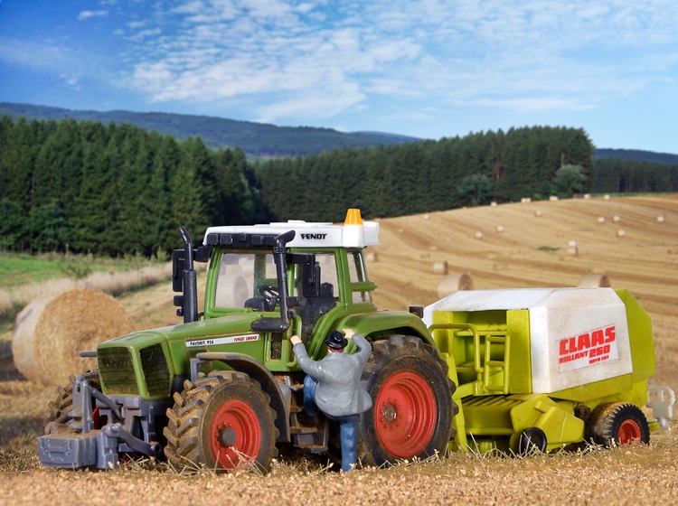 Tracteur FENDT - Favorit 926 avec inserveur d'herbe CLAAS